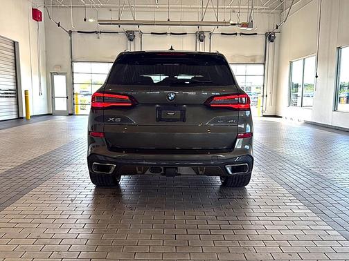 Manhattan Green Metallic 2023 BMW X5 sDrive40i