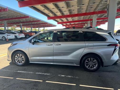 2022 Toyota Sienna XLE 8 Passenger