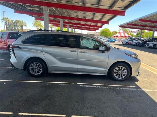 2022 Toyota Sienna XLE 8 Passenger