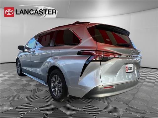 2022 Toyota Sienna XLE 8 Passenger