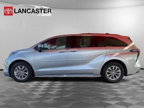 2022 Toyota Sienna XLE 8 Passenger