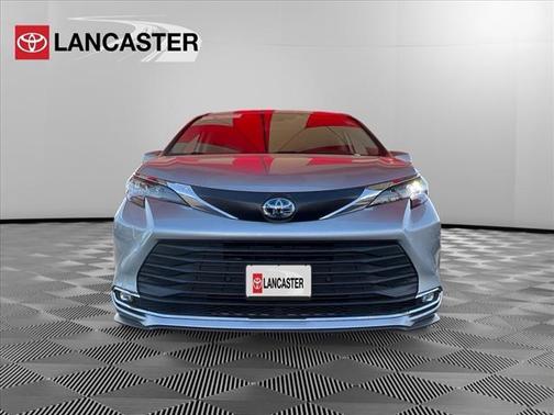 2022 Toyota Sienna XLE 8 Passenger