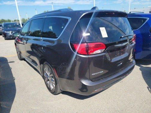 Photo 2 of 3 of 2020 Chrysler Pacifica Limited