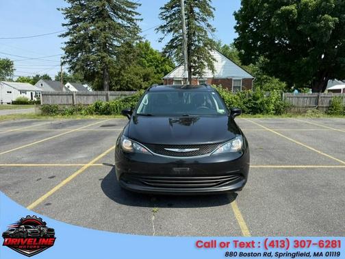 Brilliant Black Crystal Pearlcoat 2020 Chrysler Voyager LXI