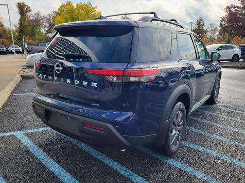 2025 Nissan Pathfinder SV