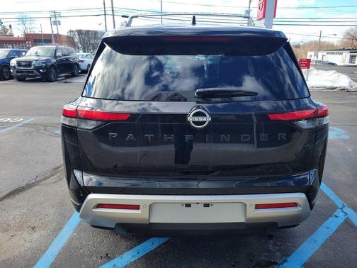 2025 Nissan Pathfinder SL