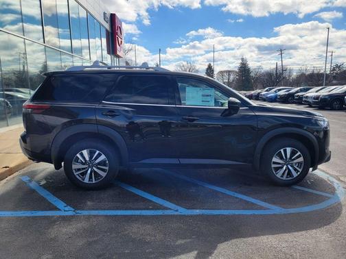 2025 Nissan Pathfinder SL