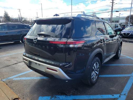 2025 Nissan Pathfinder SL