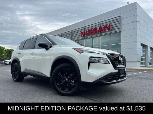 2 Tone White / Black Roof 2023 Nissan Rogue SV