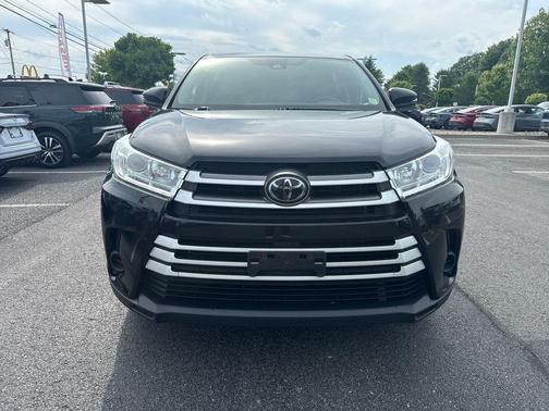 Midnight Black Metallic 2019 Toyota Highlander LE