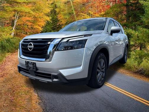 Brilliant Silver Metallic 2024 Nissan Pathfinder SV