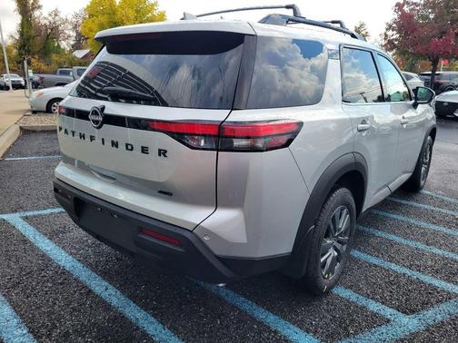 2025 Nissan Pathfinder SV