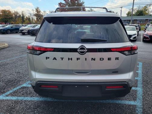 2025 Nissan Pathfinder SV