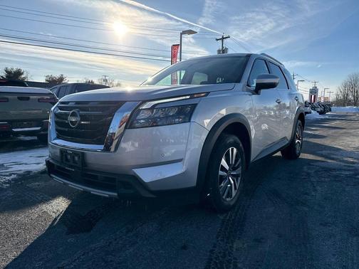 2025 Nissan Pathfinder SL