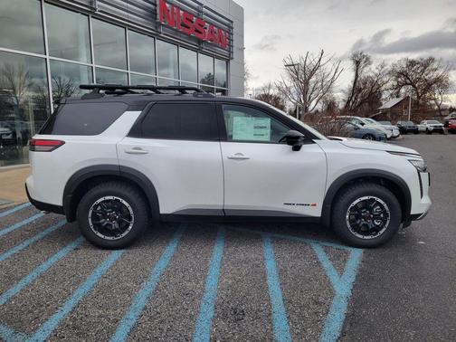White / Black 2026 Nissan Pathfinder Rock Creek