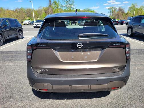 Canyon Bronze M 2026 Nissan Kicks S