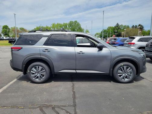 2025 Nissan Pathfinder SV