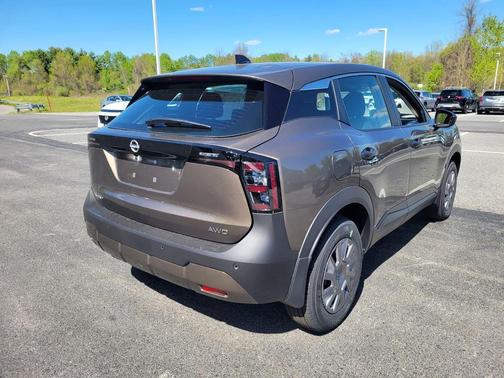 Canyon Bronze M 2026 Nissan Kicks S