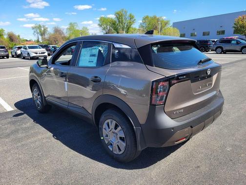 Canyon Bronze M 2026 Nissan Kicks S