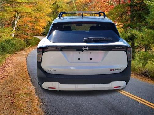2t Wht Blk Roof 2026 Nissan Kicks SR