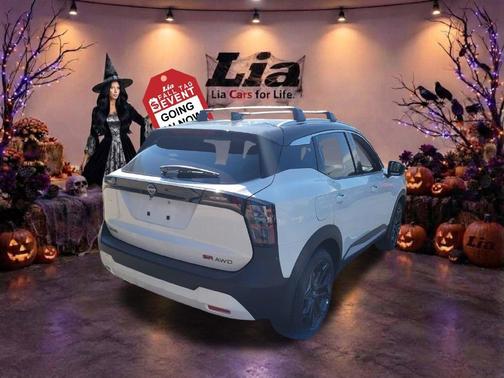 2t Wht Blk Roof 2026 Nissan Kicks SR