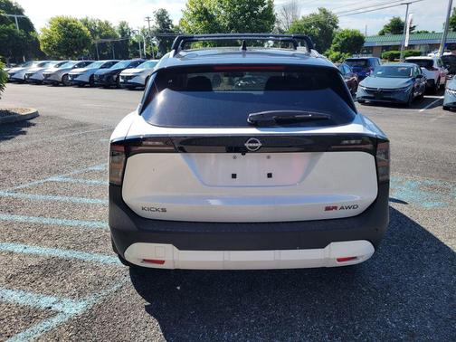 Aspen White / Super Black 2026 Nissan Kicks SR