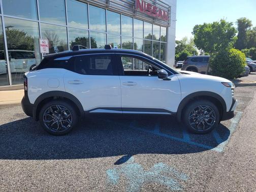 Aspen White / Super Black 2026 Nissan Kicks SR