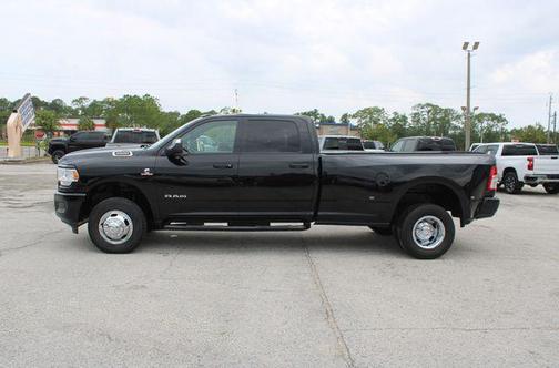 Diamond Black Crystal Pearlcoat 2024 RAM 3500 Tradesman Crew Cab 4x4 8' Box