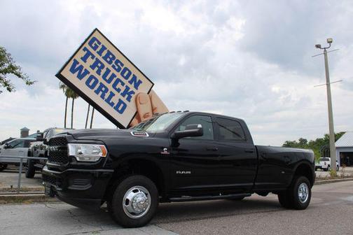 Diamond Black Crystal Pearlcoat 2024 RAM 3500 Tradesman Crew Cab 4x4 8' Box