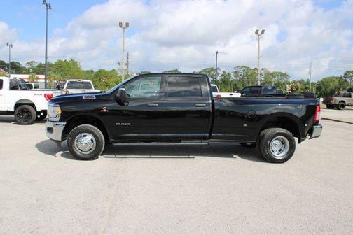 Diamond Black Crystal Pearlcoat 2024 RAM 3500 Big Horn Crew Cab 4x4 8' Box