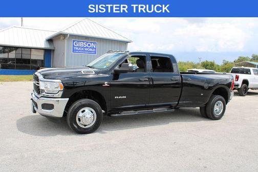 Diamond Black Crystal Pearlcoat 2024 RAM 3500 Big Horn Crew Cab 4x4 8' Box