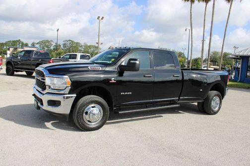 Diamond Black Crystal Pearlcoat 2024 RAM 3500 Big Horn Crew Cab 4x4 8' Box