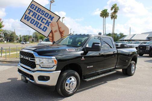 Diamond Black Crystal Pearlcoat 2024 RAM 3500 Big Horn Crew Cab 4x4 8' Box