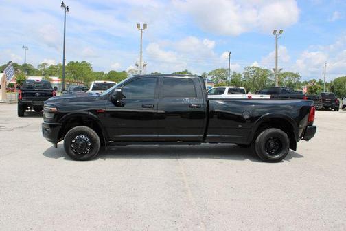 Diamond Black Crystal Pearlcoat 2025 RAM 3500 Laramie Crew Cab 4x4 8' Box