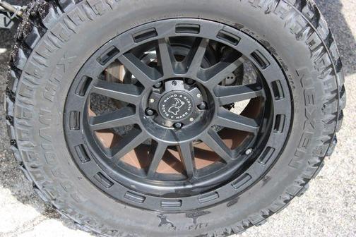Brilliant Black Crystal Pearlcoat 2019 RAM 1500 SLT