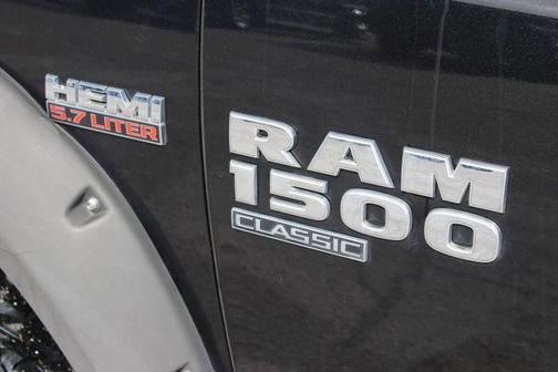 Brilliant Black Crystal Pearlcoat 2019 RAM 1500 SLT