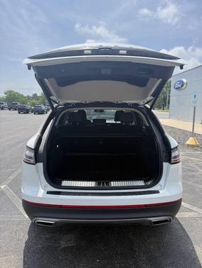 Pristine White Metallic Tri-Coat 2022 Lincoln Nautilus Reserve