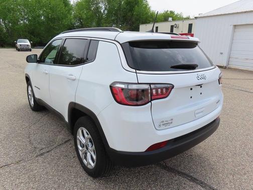 Bright White Clearcoat 2025 Jeep Compass Latitude