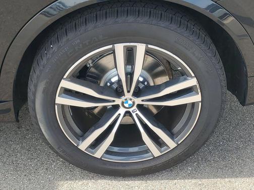 Black Sapphire Metallic 2024 BMW X7 xDrive40i