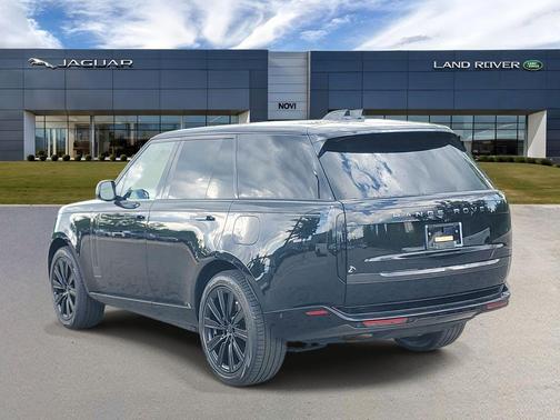 Santorini Black 2026 Land Rover Range Rover P550e SE