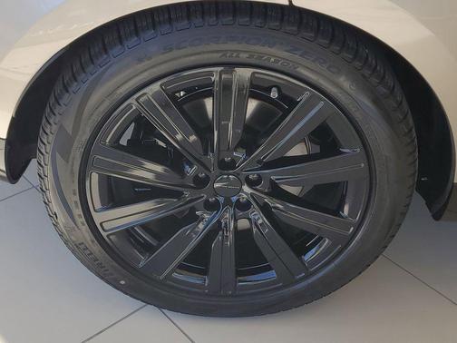 Gold 2026 Land Rover Range Rover P550e SE