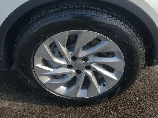 Fuji White 2026 Land Rover Discovery S