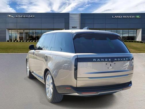 Lantau Bronze Metallic 2023 Land Rover Range Rover P400 SE