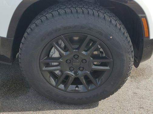 Fuji White 2026 Land Rover Defender P400 X-Dynamic SE