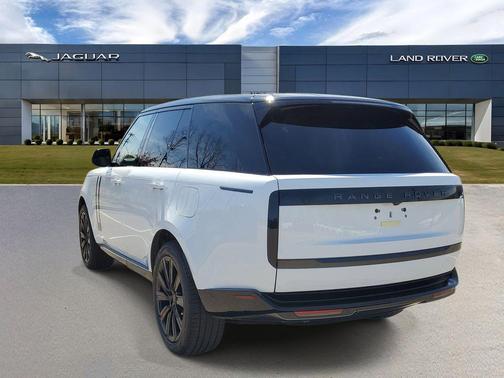 Fuji White 2026 Land Rover Range Rover P550e SE