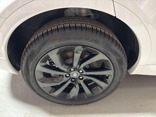 Fuji White 2025 Land Rover Discovery Sport S
