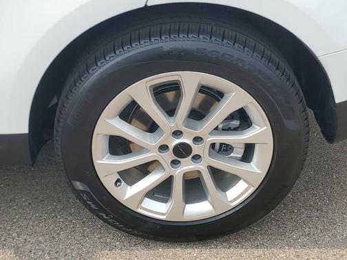 Fuji White 2026 Land Rover Range Rover Sport SE