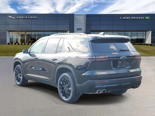Mosaic Black Metallic 2026 Chevrolet Traverse LT
