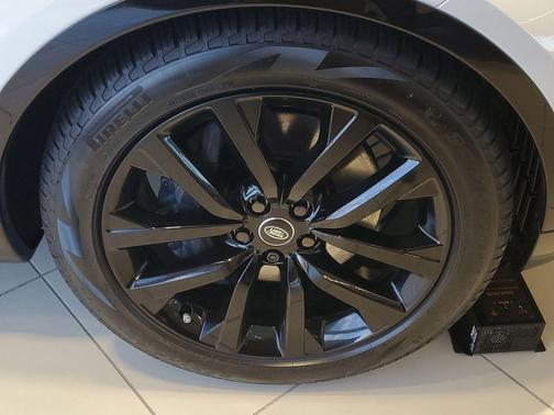 Fuji White 2026 Land Rover Discovery Tempest Edition