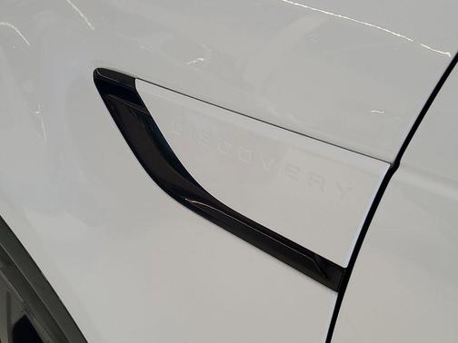 Fuji White 2026 Land Rover Discovery Tempest Edition